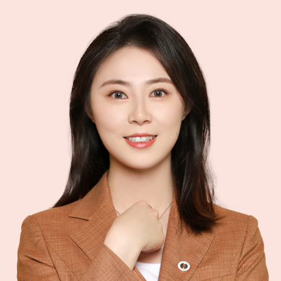 張?jiān)娧?></p>
                <p>
	<strong>社會(huì)職務(wù)</strong> 
</p>
<p>
	北京家理律師事務(wù)所高級(jí)律師
</p>
<p>
	<strong>工作經(jīng)歷</strong>
</p>
<p>
	婚姻家事專業(yè)型律師                  <br />
親辦婚姻家事案件200+            <br />
擅長(zhǎng)溝通、調(diào)解、數(shù)據(jù)梳理<br />
<br />
2019年獲法學(xué)學(xué)士學(xué)位。在校期間加入法律服務(wù)社團(tuán)，多次參與普法宣傳活動(dòng)，為高校學(xué)生普法、增強(qiáng)法律意識(shí)貢獻(xiàn)力量。學(xué)習(xí)成績(jī)優(yōu)異，多次榮獲專業(yè)獎(jiǎng)學(xué)金。曾在湖南永州中級(jí)人民法院實(shí)習(xí)，輔助法官處理各類婚姻家事案件的庭審工作，熟悉掌握法院案件的庭審流程，積累了大量民商事案件的庭審經(jīng)驗(yàn)，打下了堅(jiān)實(shí)的法律基礎(chǔ)。<br />
<br />
畢業(yè)后即加入家理，用的專業(yè)能力和扎實(shí)的法學(xué)基礎(chǔ)，為家理建立科技化、數(shù)字化、標(biāo)準(zhǔn)化辦案模式貢獻(xiàn)力量。2020年高分通過國(guó)家法律職業(yè)資格考試，從鉆研科技賦能法律服務(wù)的后端支撐體系研發(fā)人員轉(zhuǎn)變?yōu)橹苯臃?wù)于當(dāng)事人的婚姻家事律師團(tuán)隊(duì)中的一員。擅長(zhǎng)證據(jù)梳理、數(shù)據(jù)分析、銀行流水梳理、房屋折價(jià)款計(jì)算等婚姻家事案件中較為復(fù)雜的工作內(nèi)容。性格溫和、共情能力強(qiáng)的特點(diǎn)，可幫助當(dāng)事人緩解在訴訟中的焦慮情緒。此外，多部門的工作經(jīng)歷更有利于了解當(dāng)事人各方面的需求，為其提供更專業(yè)、更優(yōu)質(zhì)的法律服務(wù)。
</p>
<p>
	<strong>教育背景</strong> 
</p>
<p>
	婚姻家事專業(yè)型律師親辦婚姻家事案件100件+擅長(zhǎng)溝通、調(diào)解、數(shù)據(jù)梳理
</p>
<p>
	2019年獲得法學(xué)學(xué)士學(xué)位。在校期間加入法律服務(wù)社團(tuán)，多次參與普法宣傳活動(dòng)，為高校學(xué)生普法、增強(qiáng)法律意識(shí)貢獻(xiàn)力量。學(xué)習(xí)成績(jī)優(yōu)異，多次獲得專業(yè)獎(jiǎng)學(xué)金。曾在湖南省永州市中級(jí)人民法院實(shí)習(xí)，輔助法官處理各類婚姻家事案件的庭審工作，熟悉掌握法院案件的庭審流程，積累了大量民商事案件的庭審經(jīng)驗(yàn)，打下了堅(jiān)實(shí)的法律基礎(chǔ)。
</p>
<p>
	大學(xué)畢業(yè)后即加入家理，用的專業(yè)能力和扎實(shí)的法學(xué)基礎(chǔ)，為家理建立科技化、數(shù)字化、標(biāo)準(zhǔn)化辦案模式貢獻(xiàn)力量。2020年高分通過國(guó)家法律職業(yè)資格考試，從鉆研科技賦能法律服務(wù)的后端支撐體系研發(fā)人員轉(zhuǎn)變?yōu)橹苯臃?wù)于當(dāng)事人的婚姻家事律師隊(duì)伍中的一員。擅長(zhǎng)證據(jù)梳理、數(shù)據(jù)分析、銀行流水梳理、房屋折價(jià)款計(jì)算等婚姻家事案件中較為復(fù)雜的工作內(nèi)容。性格溫和，共情能力強(qiáng)的特點(diǎn)，可幫助緩解當(dāng)事人在訴訟中的焦慮情緒。多部門的工作經(jīng)歷更有利于了解當(dāng)事人各方面的需求，為其提供專業(yè)、優(yōu)質(zhì)的法律服務(wù)。
</p>
<p>
	<strong>經(jīng)典案例</strong> 
</p>
<p>
	? 離婚糾紛：積極與對(duì)方進(jìn)行多輪溝通、調(diào)解，終助女方順利離婚并擺脫對(duì)方精神控制;
</p>
<p>
	? 婚糾紛：男方主張女方惡意轉(zhuǎn)移財(cái)產(chǎn)，通過梳理大量銀行流水、數(shù)據(jù)分析予以說明，終扭轉(zhuǎn)女方不利局勢(shì);
</p>
<p>
	? 婚姻過錯(cuò)：通過調(diào)取大量且多樣證據(jù)認(rèn)定男方婚內(nèi)出軌，助女方分得60%的夫妻共同財(cái)產(chǎn);
</p>
<p>
	? <a href=